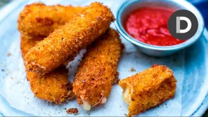 Crispy Mozzarella Sticks (6Pcs) With Marinara Sauce