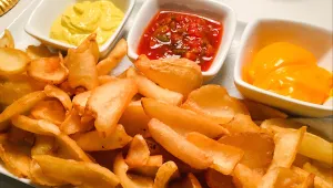 Patatas Fritas Con Tres Salsas