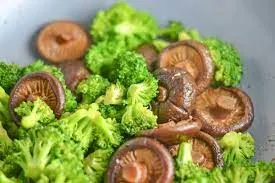 Shredded Shitaki Mushroom with Broccoli
