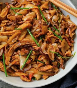 Stir-Fried Flat Rice Noodles 乾炒河粉