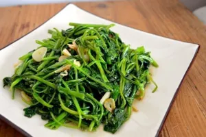 Stir-Fried Water Spinach with Garlic 蒜炒空心菜