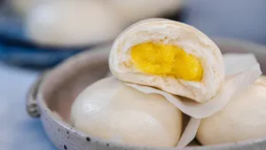 Egg Custard Buns 豬仔流沙包