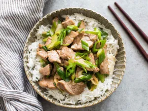 Sliced Pork with Scallion and Onion 蔥爆肉絲