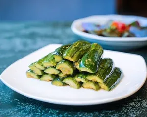 Crunchy Pickled Persian W. Garlic Sauce 脆口小黄瓜