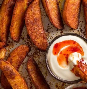 Cajun potato chips and sweet chili dip