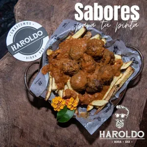 Papas con Salsa y Albondigas
