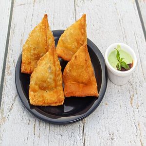 Aloo Matar Paneer Samosa [Big, 1 Piece]